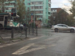 В Таганроге «злой» троллейбус вытолкнул иномарку на центр перекрестка