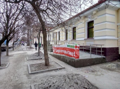 Магазин в исторической части Таганрога делают по нормам, забыв об эстетике