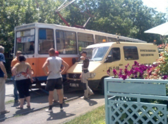 В Таганроге в Тургеневском переулке столкнулись трамвай и инкассаторская машина