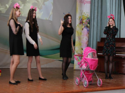 Ученики Мариинской гимназии поздравили с праздником своих педагогов