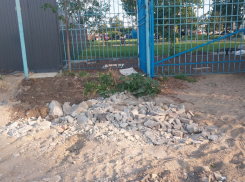 «Это же в море смоет!»: в Таганроге возле аквапарка жители нашли кучу цемента и мусора