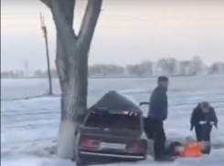 На заснеженной трассе Ростов-Таганрог машину занесло в кювет