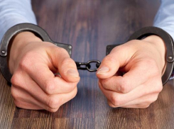 Чиновник из Неклиновского района вместе с подельником попал под следствие