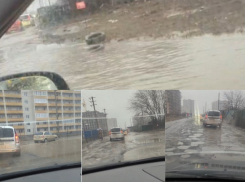 Большая лужа и колеса: как выглядит улица Галицкого через два дня после «хваленого» выравнивания