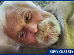 «Всё нормально будет, всё пройдёт»: возле БСМП Таганрога больше недели лежит мужчина, который не может ходить 
