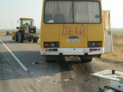 Зазевавшийся водитель КамАЗа протаранил автобус с 24 детьми у «зебры» под Таганрогом