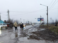«Бредём, пока машина не снесёт»: таганрожцы вынуждены ходить в магазин по Мариупольскому шоссе