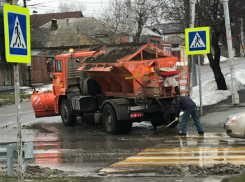 Тема  разбитых и залитых грязью дорог волнует таганрожцев