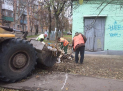 В Таганроге сотрудники предприятий вышли на субботник