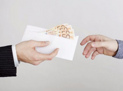 В Таганроге сотрудника налоговой инспекции поймали на взятке