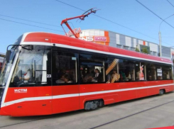В Таганроге запустили праздничный трамвай к 80-летию Победы