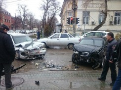 В Таганроге лоб в лоб столкнулись две легковушки