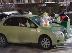 Необычный подарок преподнесли  жильцы многоэтажки нерадивому автолюбителю