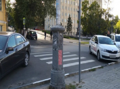 Парковаться на пешеходном переходе становится нормой в Таганроге