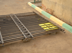 Злосчастный забор, разделивший  жителей и двор на Петровской и Октябрьской, демонтируется  в Таганроге