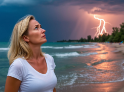 Шаровая молния возле моря: спасатели запретили таганрожцам и курортникам так вести себя во время грозы