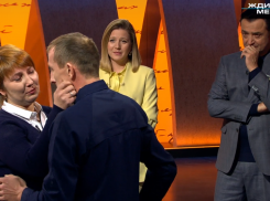 Реакция очень удивила: таганроженка в студии «Жди меня» встретилась с родным братом, о котором даже не знала