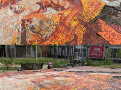 «Он и так живее всех живых»: таганрожцы «голосуют» за восстановление дорог вместо панно Ленину