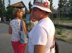 Мужчина с Кремлём на панамке и Георгиевской лентой на майке бросал мусор на пляже Таганрога
