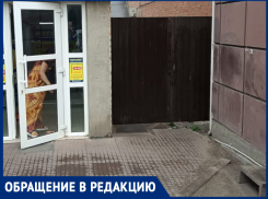 Жители Ленина 226 столкнулись с проблемой перекрытого прохода