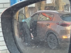 В Таганроге зафиксировали желающего получить штраф за выброшенный из машины мусор
