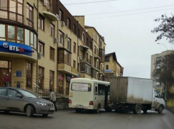 Интимно прижавшиеся друг к другу грузовик с маршруткой полностью перекрыли проезд по дороге Таганрога