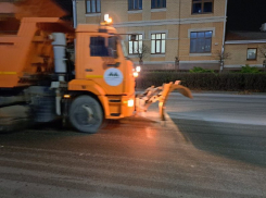 С первым снегом на улицы Таганрога вышли дорожные службы