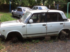 Спустя месяц воры вернулись за оставшимися частями брошенного в Таганроге автомобиля 	