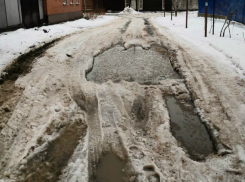 Жители Западного района в Таганроге  просят привести в порядок дороги 