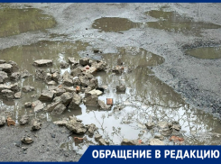 «За шесть лет ни разу не сделали ремонт»: на ул. Котлостроительной ни пройти ни проехать 