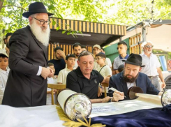 В Таганроге торжественно внесли новый свиток Торы