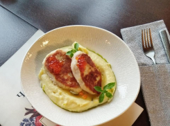 Товар дня: Котлеты из щуки с пюре и икрой из кеты