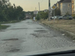 В салон красоты — по кочкам: таганрожец иронизирует над убитой дорогой в ЖК на Северном