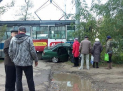 В Таганроге трамвай подмял под себя легковушку