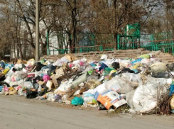 В Таганроге жители микрорайона выносят мусор к храму