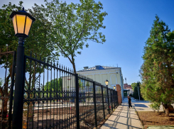 В реконструируемом саду при Александровской гимназии Таганрога подключили фонари 