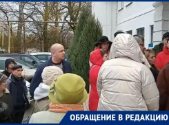 Таганрожцы вынуждены мокнуть под дождем у дверей службы судебных приставов 