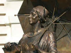 «Проехать можно только на танке»: жители Таганрога возмущены состоянием дороги у дома Раневской (фото)