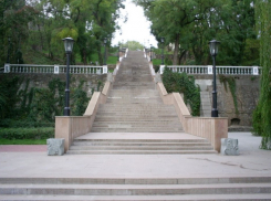 Ступени позора: Каменную лестницу захватили нетрезвые тинейджеры