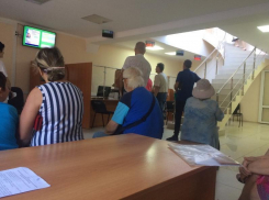 Таганрожцам надо простоять полдня в очереди, чтобы попасть в «ТНС Энерго»