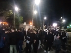 Пообщались с молодежью в Клубном переулке Таганрога: почему школьникам нравится стоять у алкомаркета?