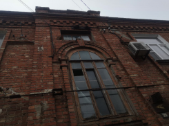 «Спасибо, что не на голову!» — в центре Таганрога падают кирпичи 