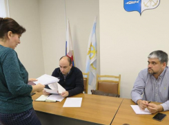 Руководитель Партии Роста и депутат ЗСРО Д.Величко пытаются решить проблемы таганрожцев