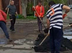 В Таганроге после дождя «отмывают» асфальт в лужах