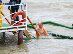 Крещенские купания: почти тысяча таганрожцев окунулись в зимнее море 