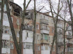 Строителям, восстанавливающим разрушенный дом в Таганроге, вручили благодарственные письма 