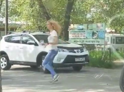 Танцующая в центре Таганрога девушка настраивала горожан на позитивный лад