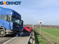 Водитель «Шкоды» погибла после столкновения с фурой под Таганрогом
