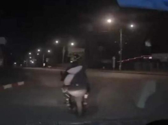 Ночной лихач из Таганрога удирал от полицейских на мопеде, но его всё равно поймали