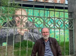 Таганрожец Федор Добронравов оценил свой портрет на стене города